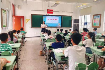 “华”灿暑期·欢乐不“亭” ——2023年度华亭镇暑期儿童“法律＋”夏令营第一期 “法治守护童真·体验小小人大”圆满完成